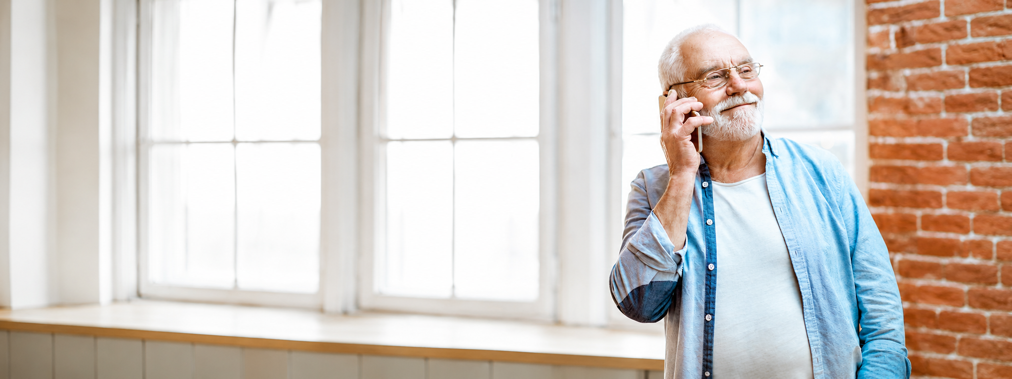 Telefobegleiter_Mann_am_Fenster
